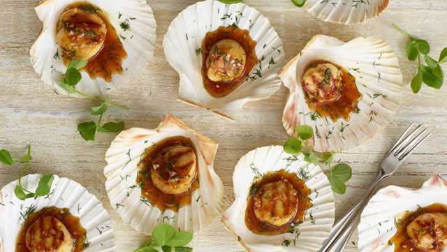 Grilled scallops with white wine and Plum Sauce