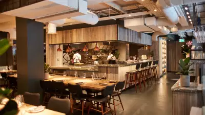 Restaurants St James: the central bar at Scully