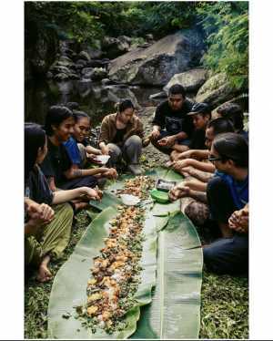 Communal dining on a table of banana leaves Communal dining on a table of banana leaves