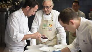 Alain Ducasse cooking at Massimo Bottura's Food for Soul project