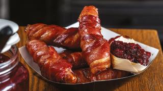Sharp's beer | sausages in candied bacon Sharp's beer | sausages in candied bacon
