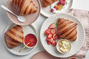 Plain croissant with strawberries and cream