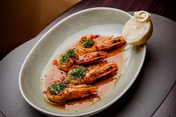 Head on shrimp with sizzling garlic, chili, parsley and lemon