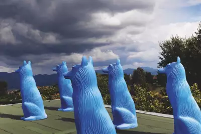 Wolf sculptures at Ca&rsquo; Del Bosco