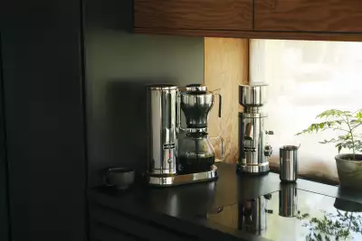 The electric drip coffee maker from Aarke ensures the ideal coffee temperature of 92- 96&deg;C