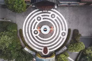 The paved entrance to Bellavista