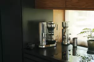 The electric drip coffee maker from Aarke ensures the ideal coffee temperature of 92- 96°C