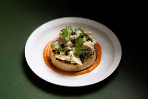 Crumpet with crab, lemon and chilli