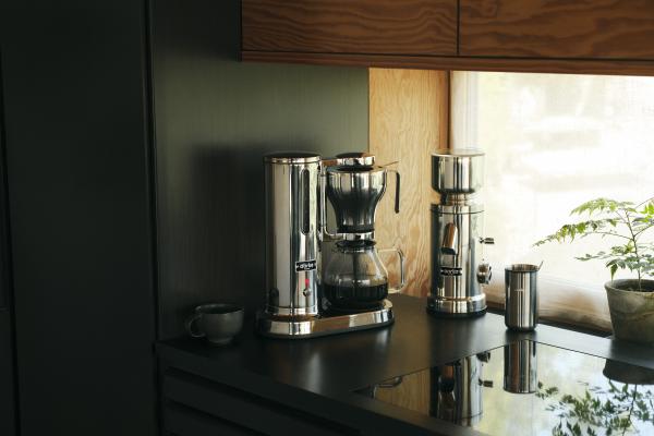 The electric drip coffee maker from Aarke ensures the ideal coffee temperature of 92- 96°C