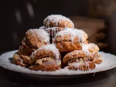 Choux buns, ceps mushroom p&acirc;t&eacute; and black truffle