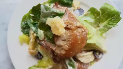 Quail with lettuce, smoked cheese, hazelnuts and grapes