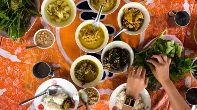 Khao geng at a roadside caf&eacute; in Trang