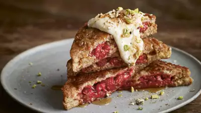 Smashed raspberry and almond butter vegan French Toast; photography: Nassima Rothacker