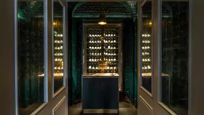 Entrance to Roux at the Landau