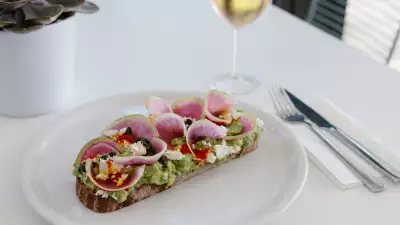 Pear Tree Caf&eacute;