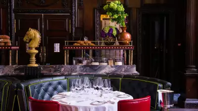 The grand divan table at Simspon's on the Strand