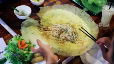 B&aacute;nh X&egrave;o: Vietnamese Street Food