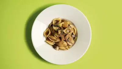 Pasta with Smoked sausages, coconut-tamarind sauce, pears and seaweed