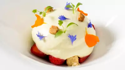 Strawberry gariguette, olive oil, basil