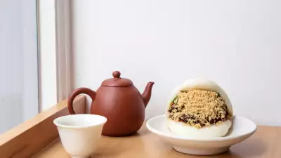 Classic pork belly bao with mustard greens and peanut powder