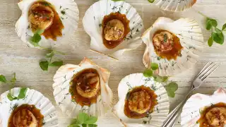 Grilled scallops with white wine and plum sauce