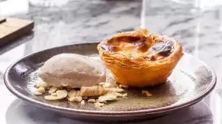 Pastel de nata with cinnamon ice cream