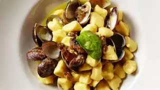 Gnocchi vongole e pistacchio