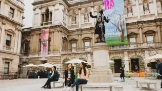 Restaurants St James: the iconic facade of the RA