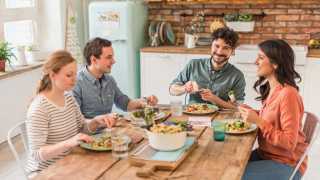 How HelloFresh improves your cooking | A group of friends eating a HelloFresh meal