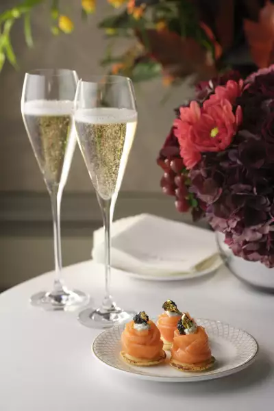 Canap&eacute;s and champagne