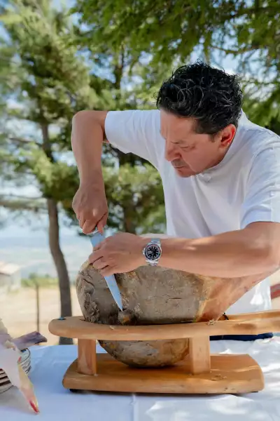 Francesco Mazzei slicing a ham
