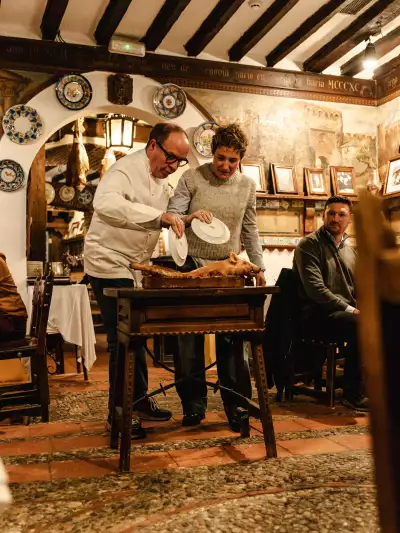 Nieves Barrag&aacute;n Mohacho cutting the pig