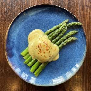 Asparagus, poached egg and hollandaise