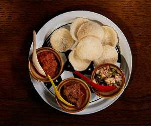 The khao tung puffed rice crackers at Greyhound Café. Photograph by Ryoty