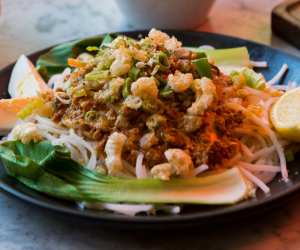 Pancit palabok at Romulo Café, Kensington