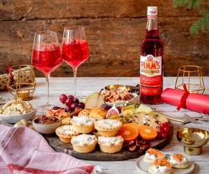 Winter spritz recipe and festive snacking board | PIMM's Sundowner
