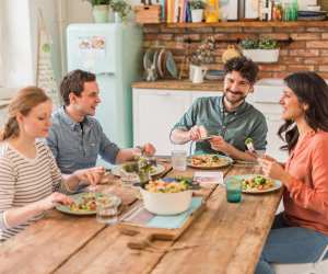 How HelloFresh improves your cooking | a group enjoying a HelloFresh meal