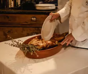 A suckling pig cut with a plate